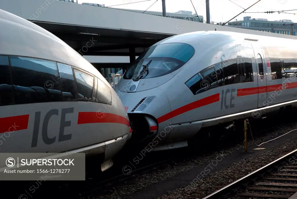 Coupled railcars of the Intercity Express ICE in Munich Hauptbahnhof
