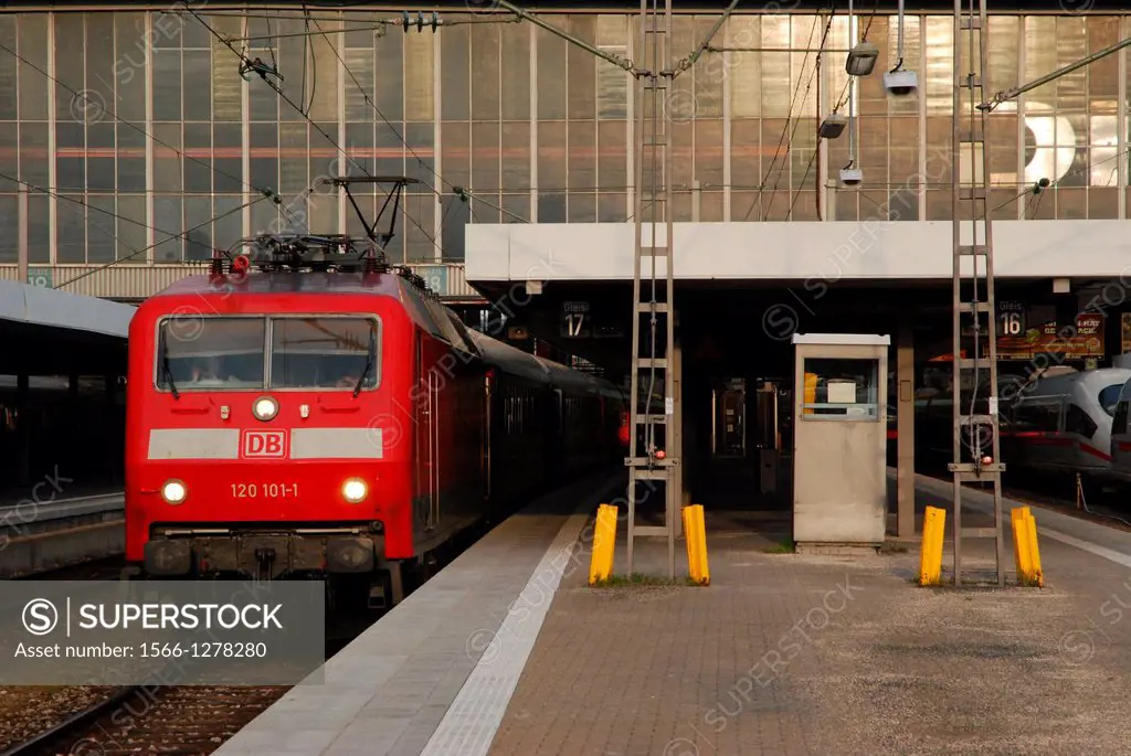 Locomotive class 120 in Munich Hauptbahnhof