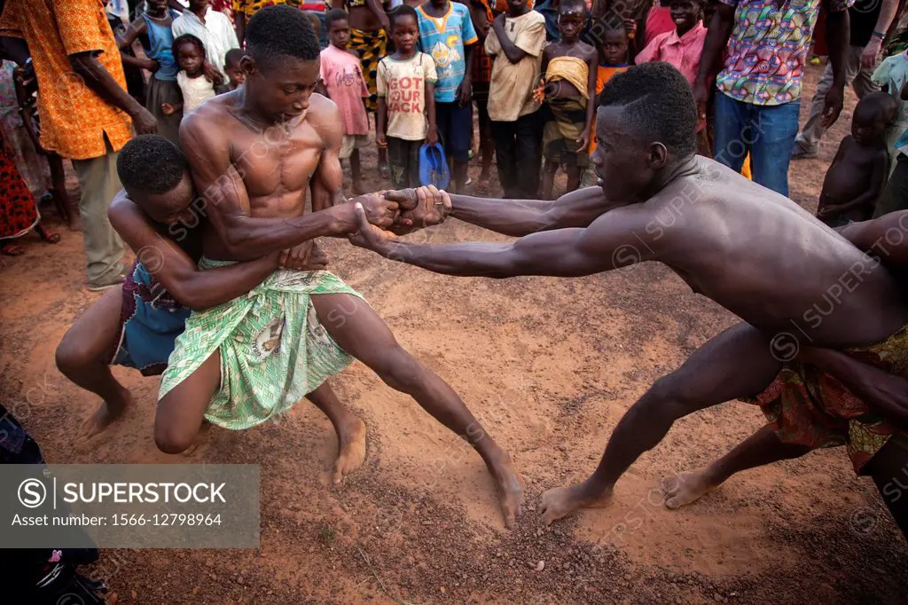 Wrestling demonstration. Douraghio. Ivory Coast.