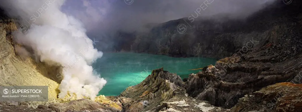 World´s largest acid lake in the crater of Kawah Ijen volcano. Indonesia, Java, Jawa Timur, Kawah Ijen.