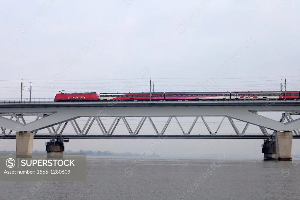 (train) Bridge over the river 'Maas' in dordrecht (Moerdijkbrug).
