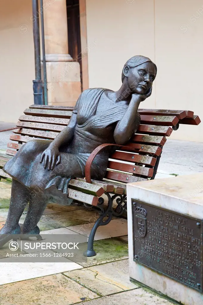 "´´""La Bella Lola´ Sculpture by Carmen Fraile, Plaza del Fontán, Oviedo, Asturias, Spain."
