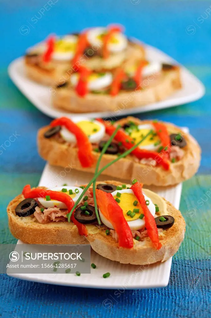 Bruschettas with tuna and peppers.