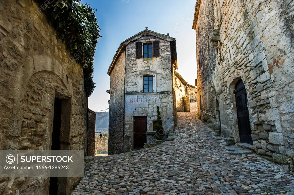 Europe, France, Vaucluse, Luberon. Alleyway in the perched village of Lacoste.
