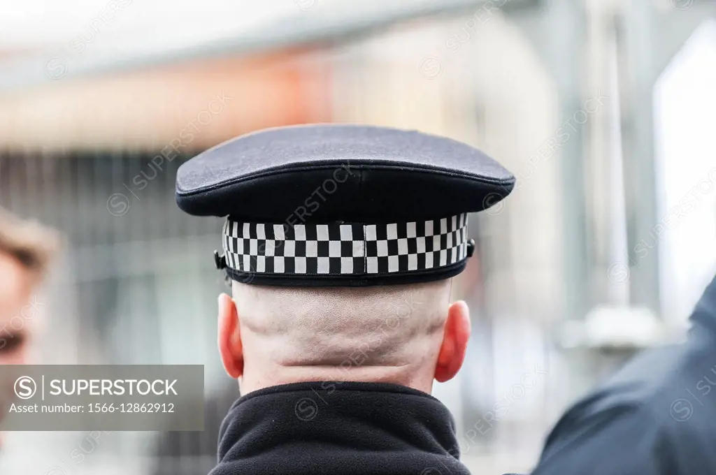 A rear view of a policeman´s head.