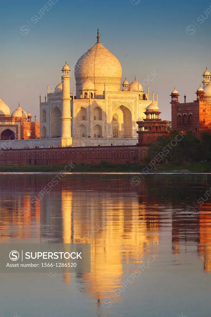 Taj Mahal and Yamuna River, Agra, Uttar Pradesh, India.