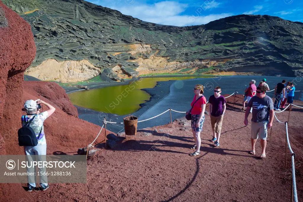 People, crater and pool. Charco de los Ciclos.