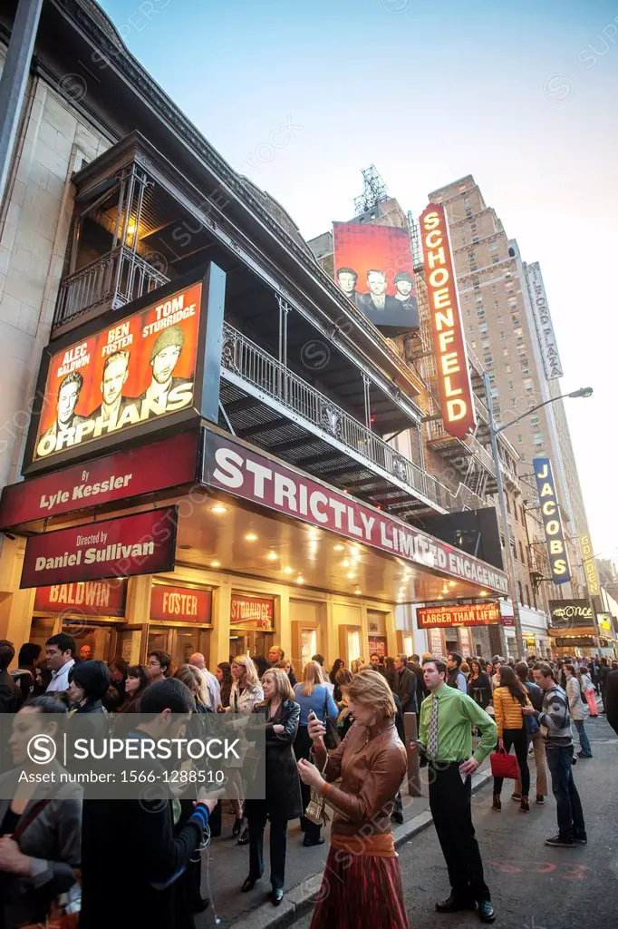 Theater lovers just before curtain outside the Schoenfeld Theatre in New York where ´´Orphans´´ is performing