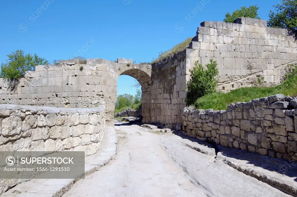Gates Orta-Kapu, Cufut Qale, Chufut-Kale Jewish Fortress Crimea, Ukraine, Eastern Europe.