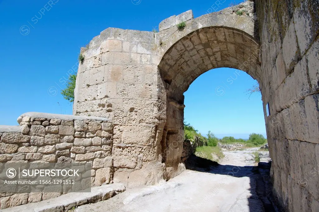 Gates Orta-Kapu, Cufut Qale, Chufut-Kale Jewish Fortress Crimea, Ukraine, Eastern Europe.