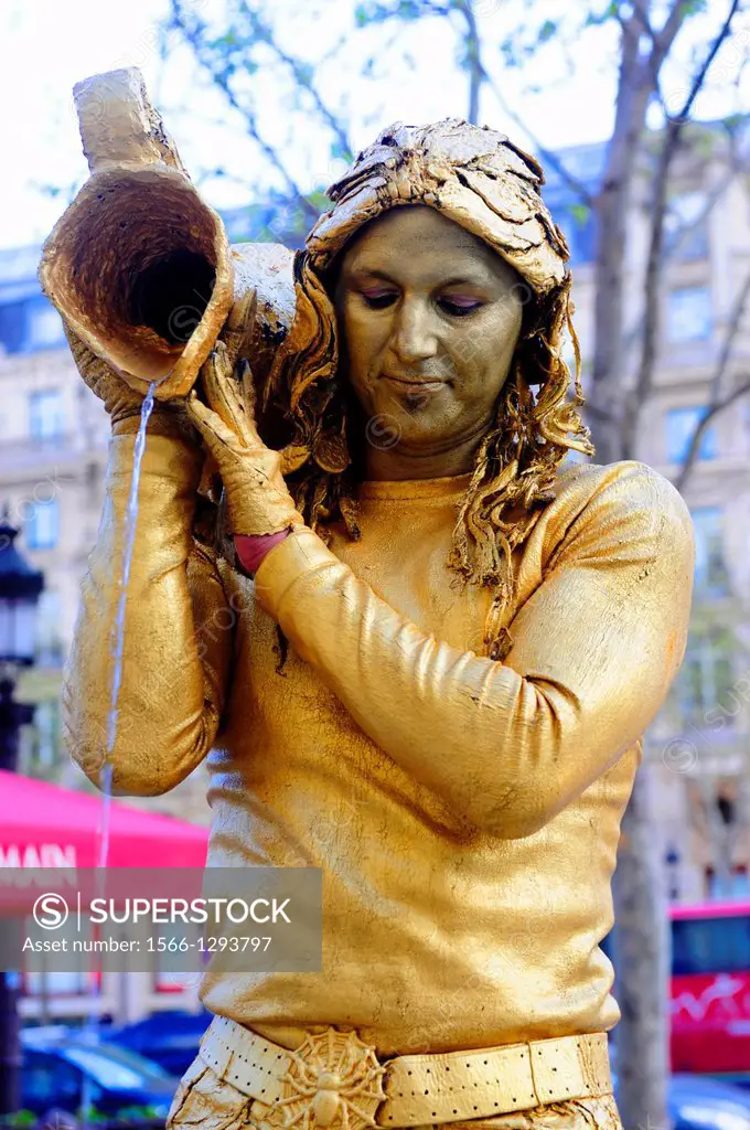 Statue vivante Street artist in Paris Champs-Élysées, France, Europe.