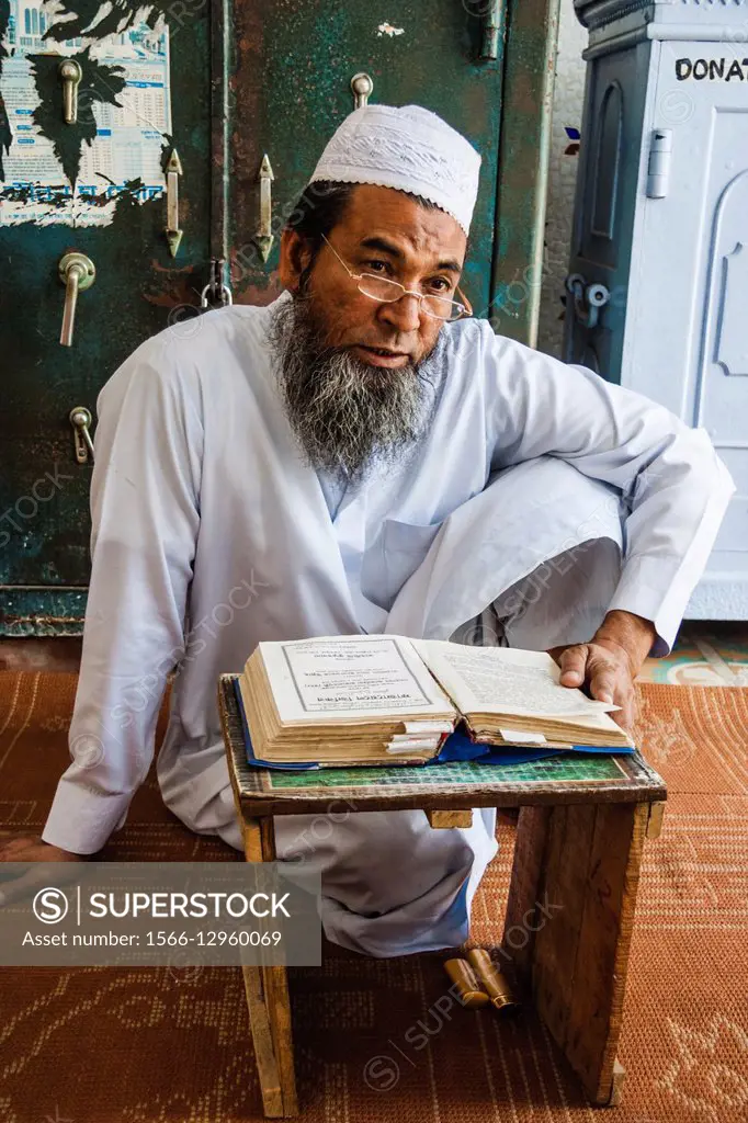 Koranic master (Mufassir) teaching at Star-Sitara mosque, Armanitola area, Dhaka, Bangladesh.