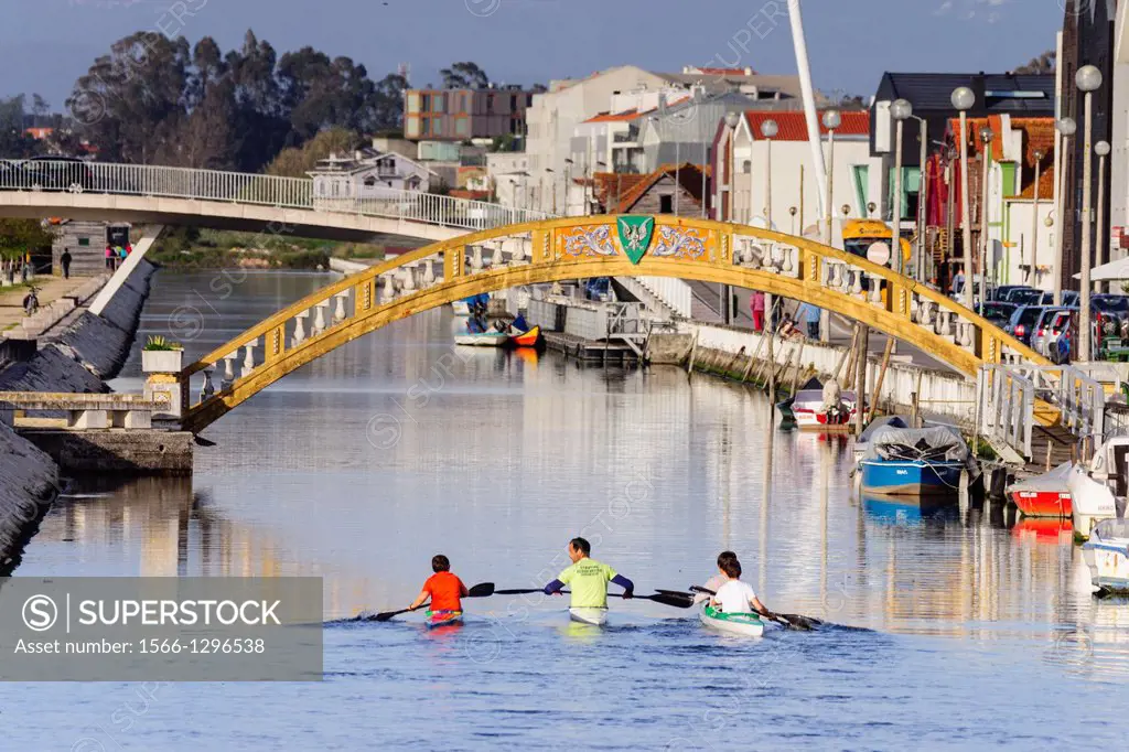 kayakers, bridge Dos Carcavelos, mid-twentieth century, point of junction between the old salt and salt stores, San Roque channel, Aveiro, Beira Litor...