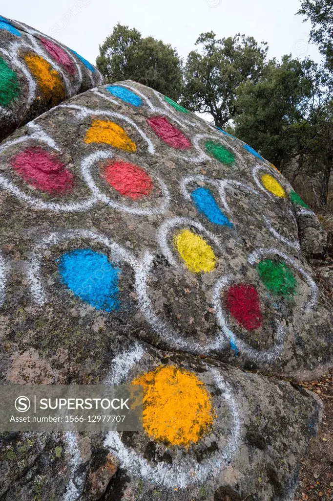 ´Ibarrola en Garoza´ (stones painted by Agustín Ibarrola in Garoza), Muñogalindo, Avila, Castilla y León, Spain, Europe.