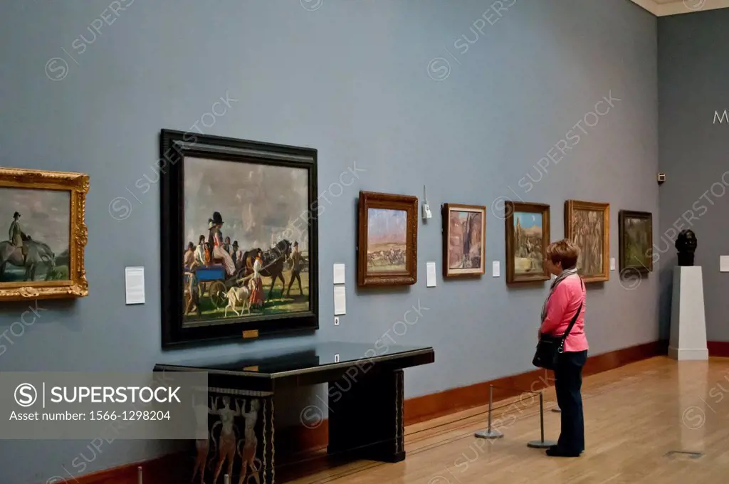 Visitor in Modern British Art room, Birmingham Museum and Art Gallery, Birmingham, UK.