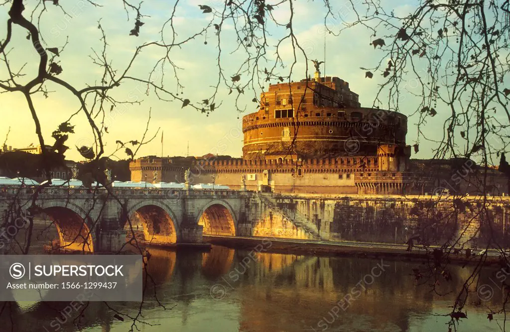 View across River Tiber to the Ponte Sant'Angelo and Castel Sant'Angelo, Rome, Italy.