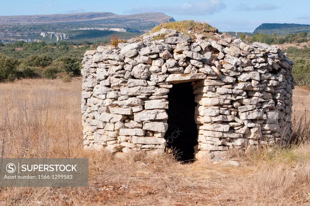 Chozo, traditional shepherd house, in calcareous rock, Hoces del Ebro y del Rudron Natural Park, Escalada, Burgos, Castilla y Leon, Spain.