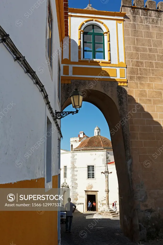 Elvas, Portalegre District, Portugal. View through the Santa Clara arch to the Largo, or small square, of Santa Clara with its pillory in the centre. ...