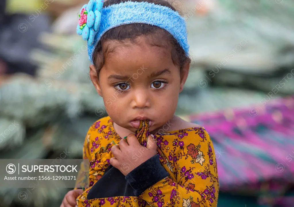 Iran, Hormozgan, Minab, little girl in panjshambe bazar thursday market.