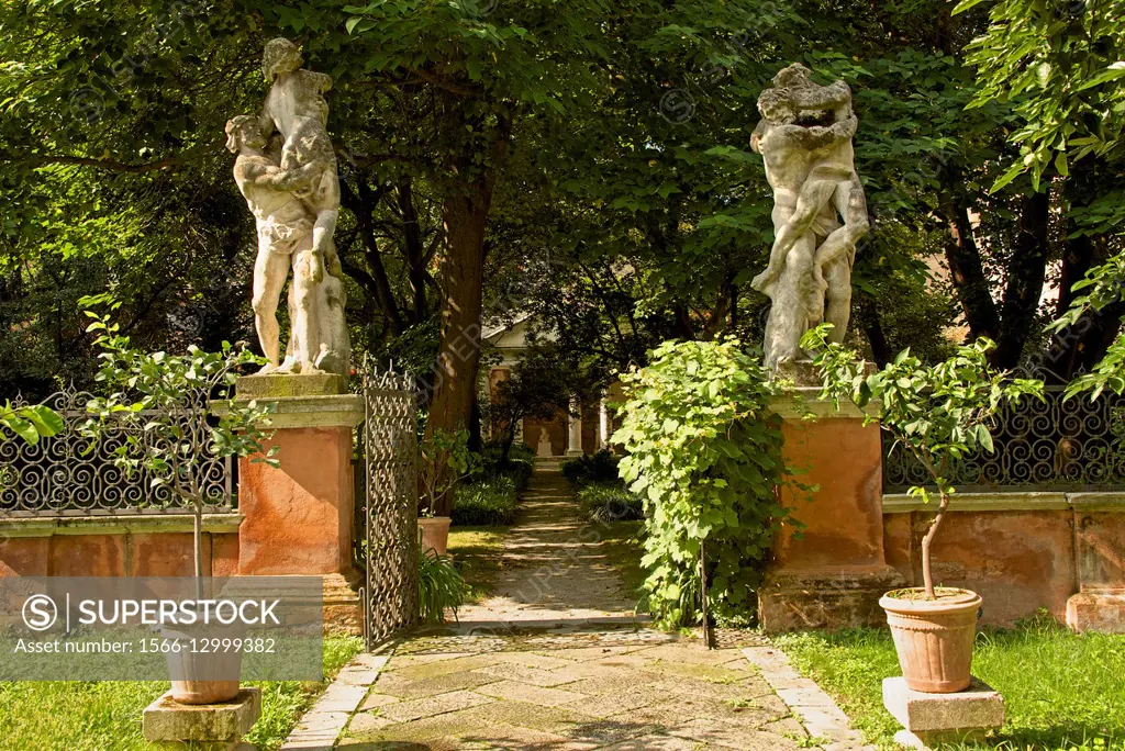 Statues,Garden, Palazzo Soranzo Capello, Venice, Venetia, Italy.