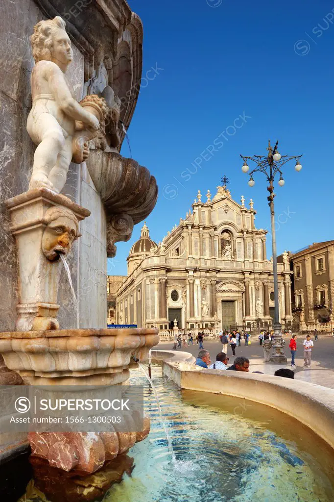 Fountain of the elephant and Catania Cathedral of Sant Agata in the background, Piazza Duomo, Catania, Sicily, Italy.