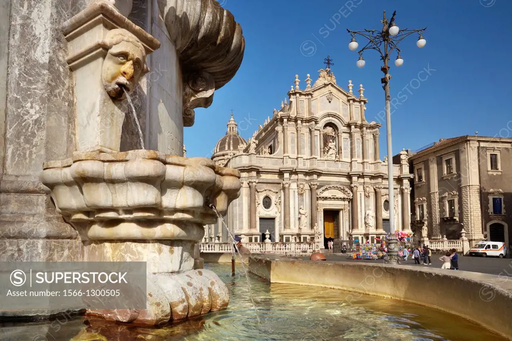 Fountain of the elephant and Catania Cathedral of Sant Agata in the background, Piazza Duomo, Catania, Sicily, Italy.