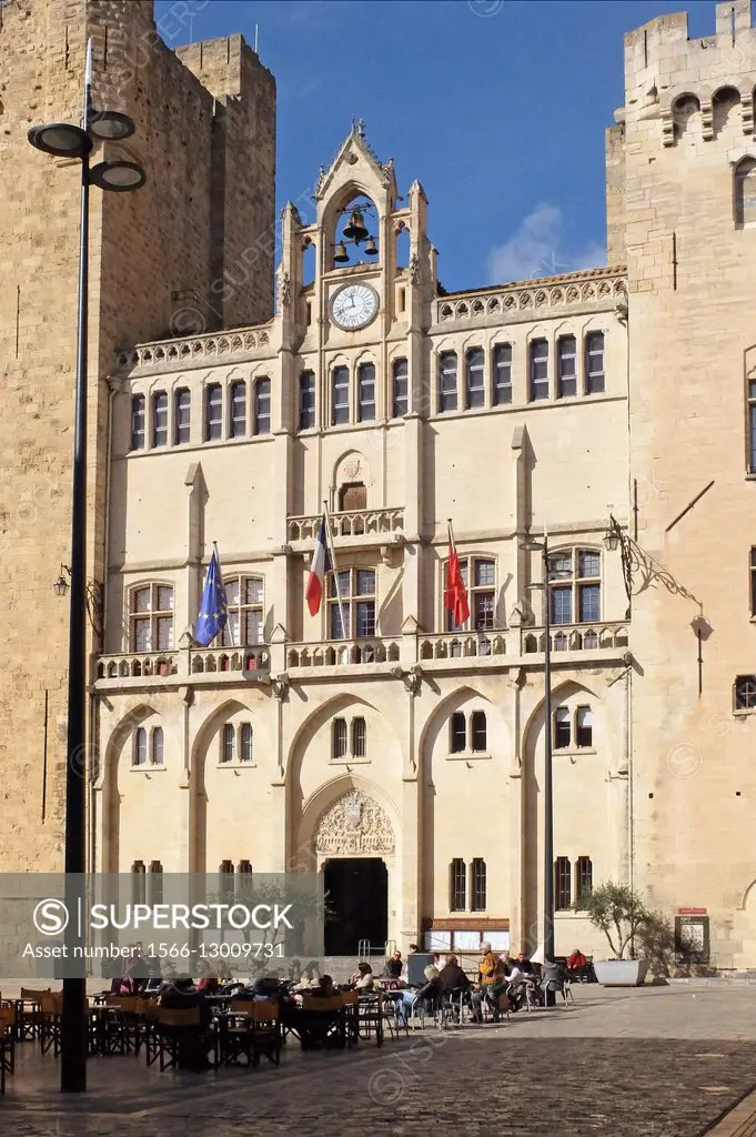 Lunchtime in the Historic heart of the city of Narbonne, France in front of the Hotel de Ville. The facade was constructed between 1846-1852 in the Tr...