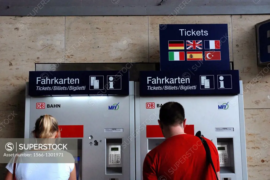 Train passengers at the ticket machine of the Deutsche Bahn AG