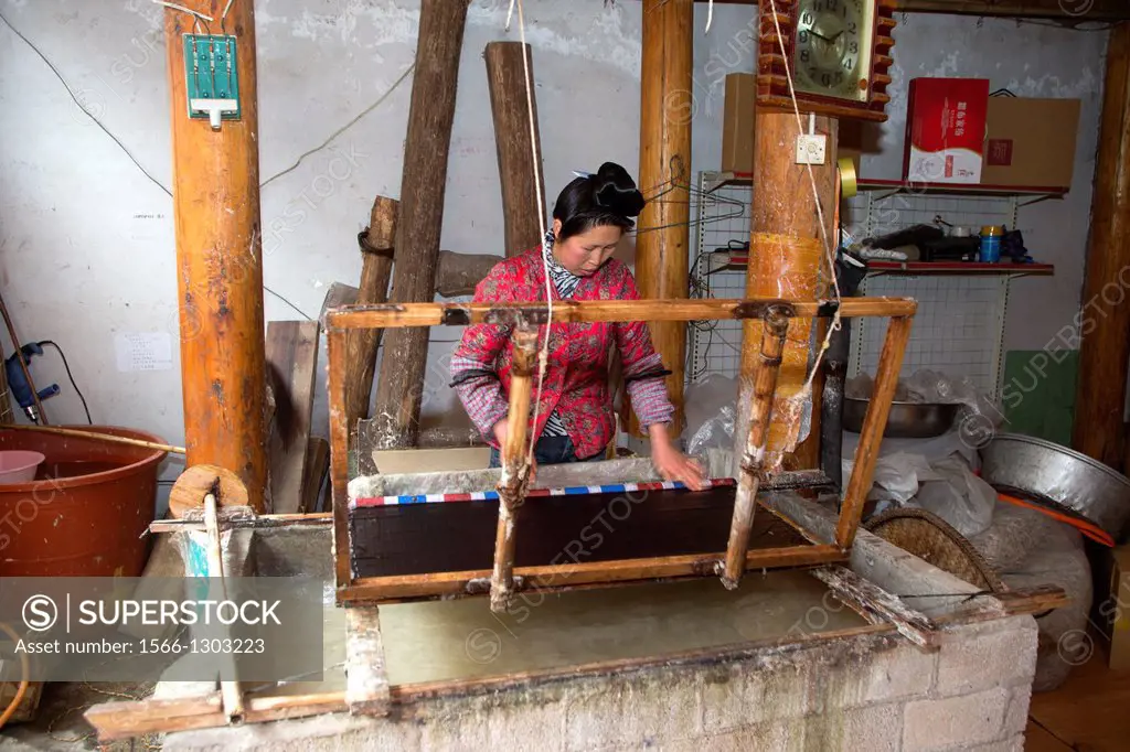 China , Guizhou province , Shiqiao village , Han people , Paper making.