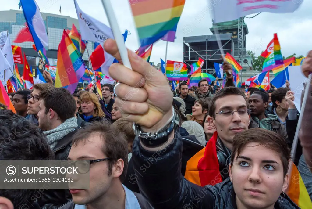 Several thousand people gathered Tuesday evening to celebrate the new law opening marriage and adoption to homosexual couples for a festive and free c...