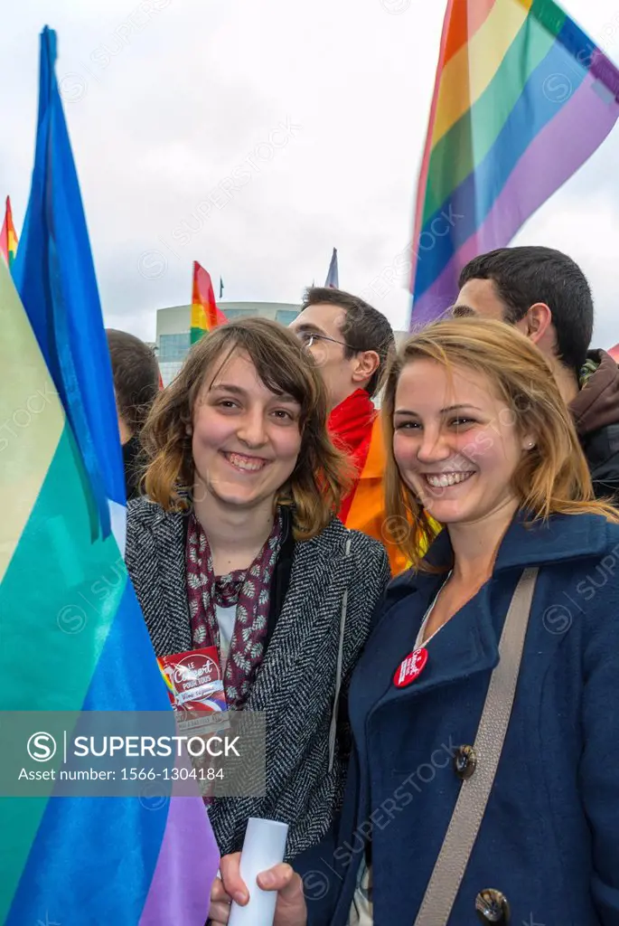 Several thousand people gathered Tuesday evening to celebrate the new law opening marriage and adoption to homosexual couples for a festive and free c...