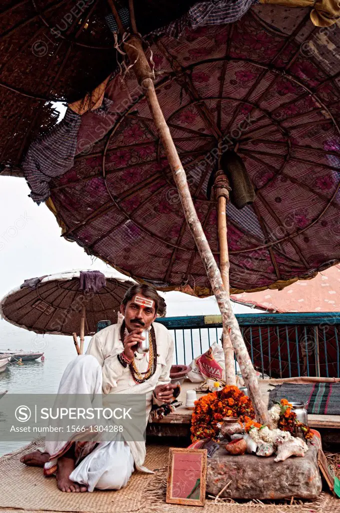 Brahmin on the gaths. Varanasi, Benares, Uttar Pradesh, India.