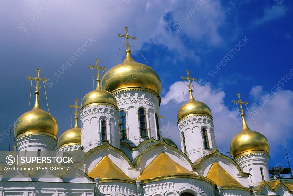 RUSSIA, MOSCOW, INSIDE KREMLIN, CATHEDRAL OF THE ANNUNCIATION, GOLDEN DOMES.