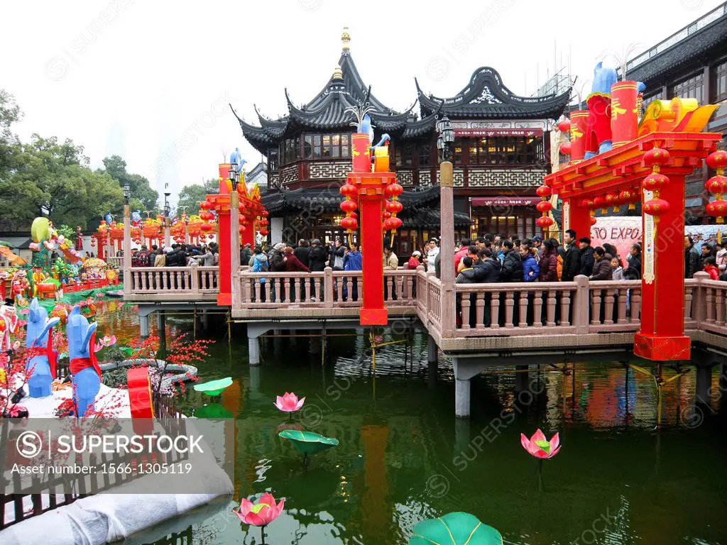 Zig Zag Bridge of Nine Turnings and Huxington Tea House in Yu Garden, Yu Yuan, Old Town Nanshi, Shanghai, China