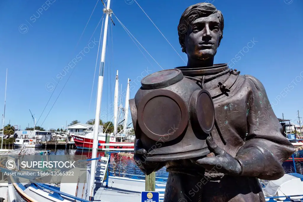 Florida, FL, Tarpon Springs, Greek community, Dodecanese Boulevard, sponge diver memorial statue, bronze, commercial fishing fleet, dock,