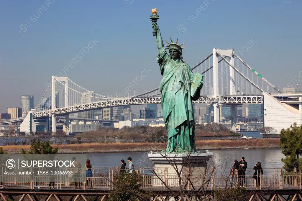 Japan, Tokyo, Odaiba, Rainbow Bridge, Statue of Liberty, people,.