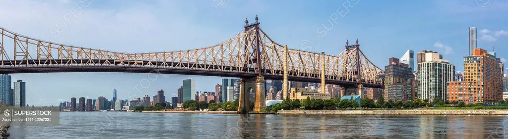 USA, New York, New York City. Manhattan, Ed Koch Queensboro Bridge and Midtown from Roosevelt Island