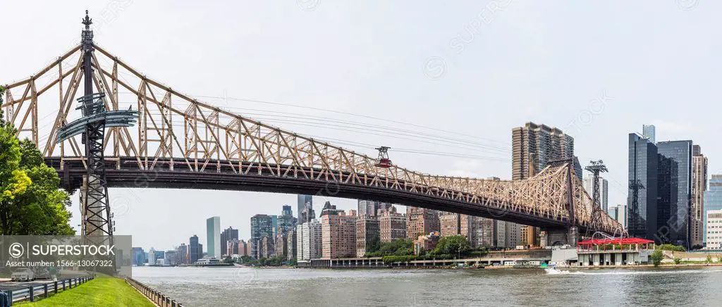 USA, New York, New York City. Manhattan, Ed Koch Queensboro Bridge and Midtown from Roosevelt Island