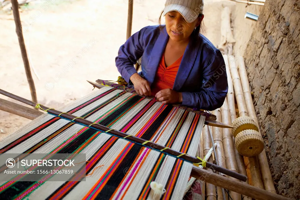 Peru, Jilili, woman weaving