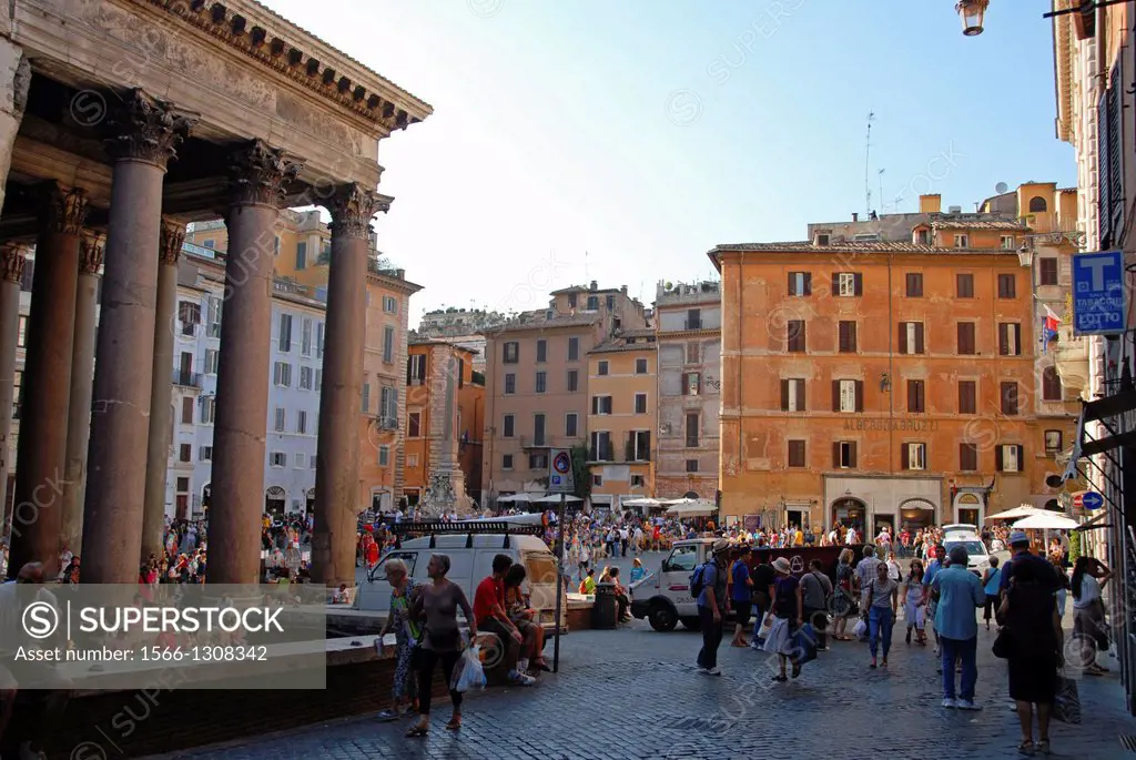 Piazza della Rotonda with the Pantheon on the left. Rome, Lazio, Italy, Europe.