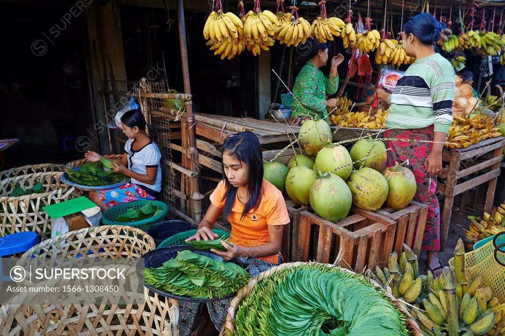 Myanmar (Burma), Mon state, Mawlamyine (Moulmein), market.