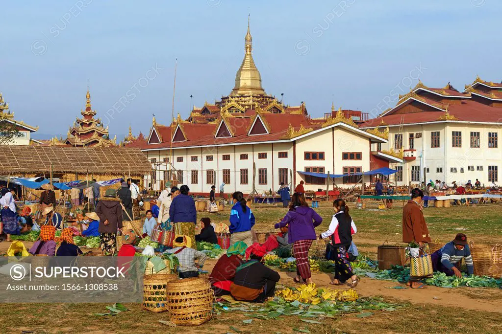 Myanmar (Burma), Shan province, Inle lake, Paya Phaung Daw Oo, market day.