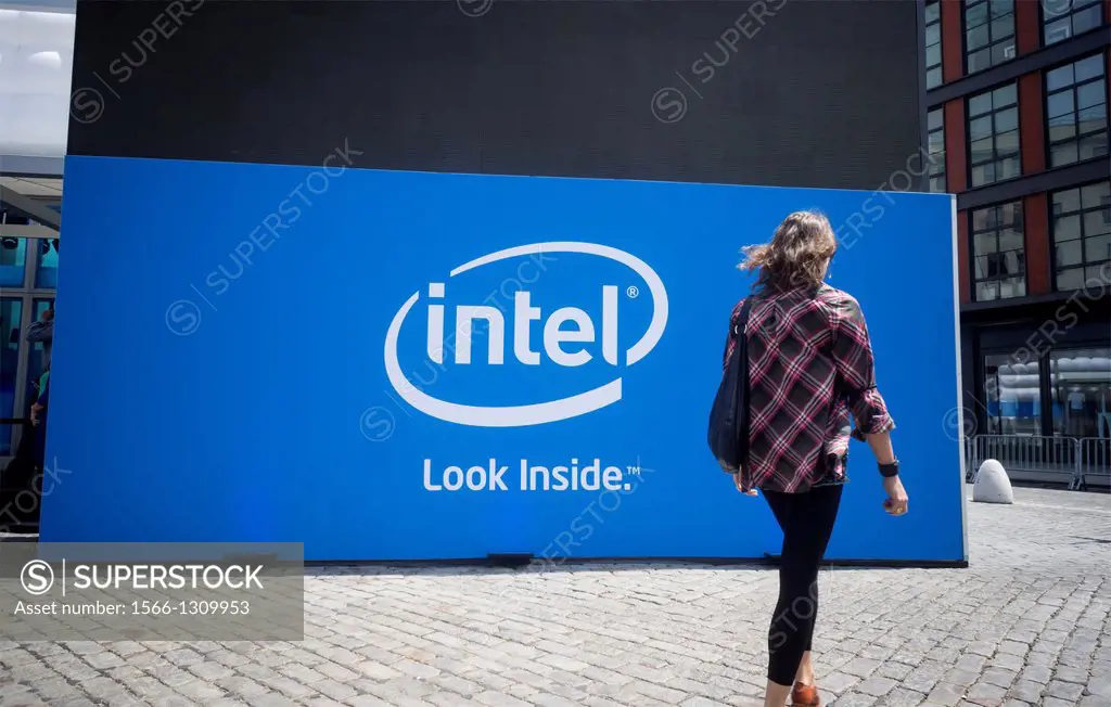 Visitors at the Experience Intel: Look Inside pop-up ´´shop´´ in the Meatpacking District in New York. The promotional event, which is part of a world...