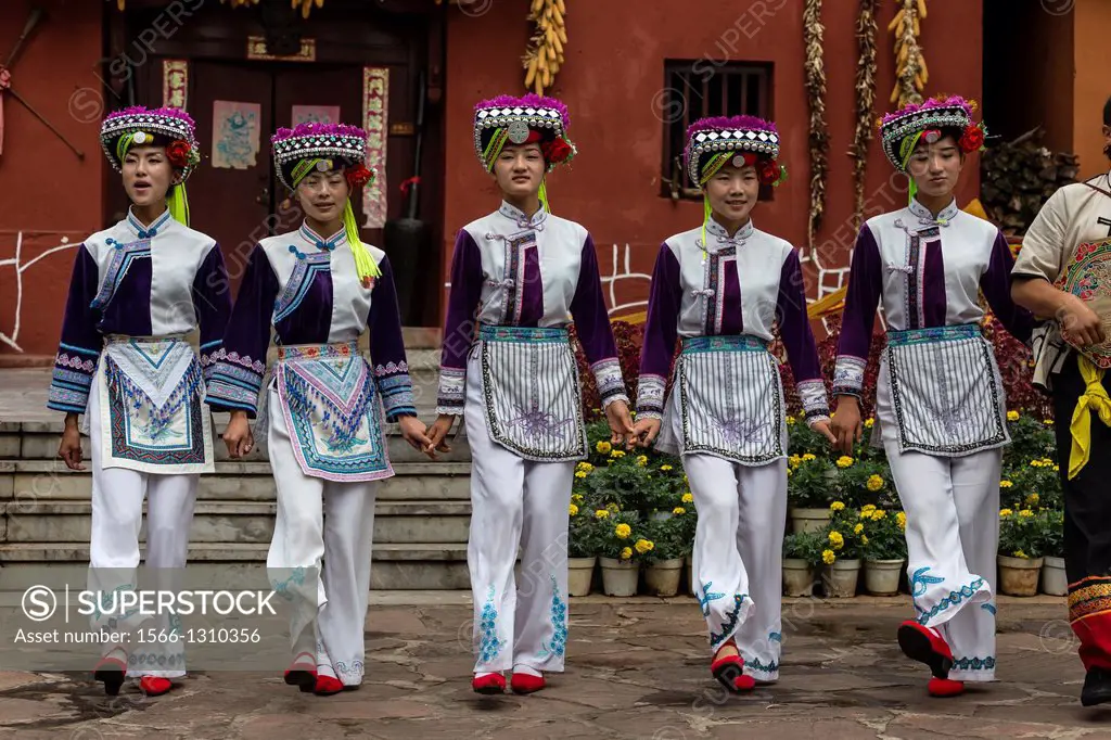 Dancers and performer Yi at Yi village, Yunnan ethnic village, Kunming Ethnic Minorities Village, Kunming, Dongchuan District, Yunnan province, China