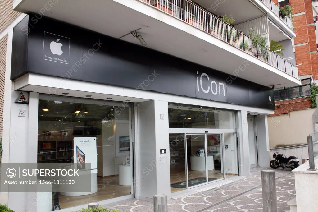 31 May 2013 Apple Premium Reseller shop store called iCon in Rome Italy.