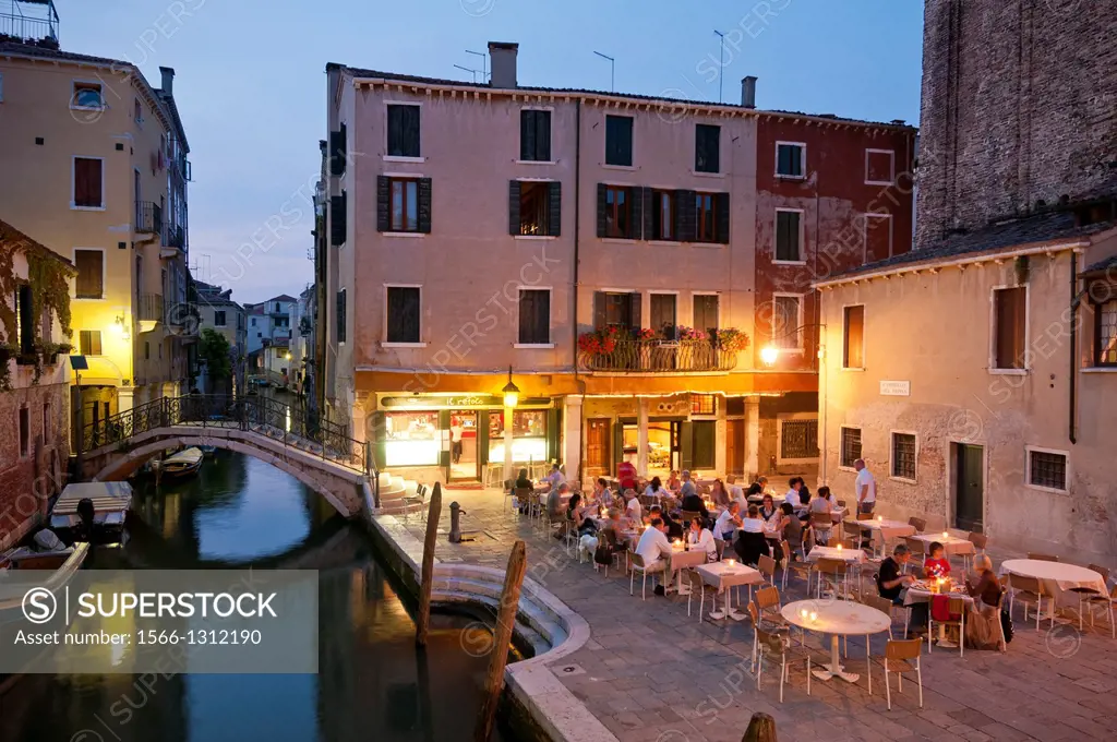 Venice. Italy. People dining outside at Il Refolo restaurant, Campiello del Piovan, San Giacomo dell Orio.