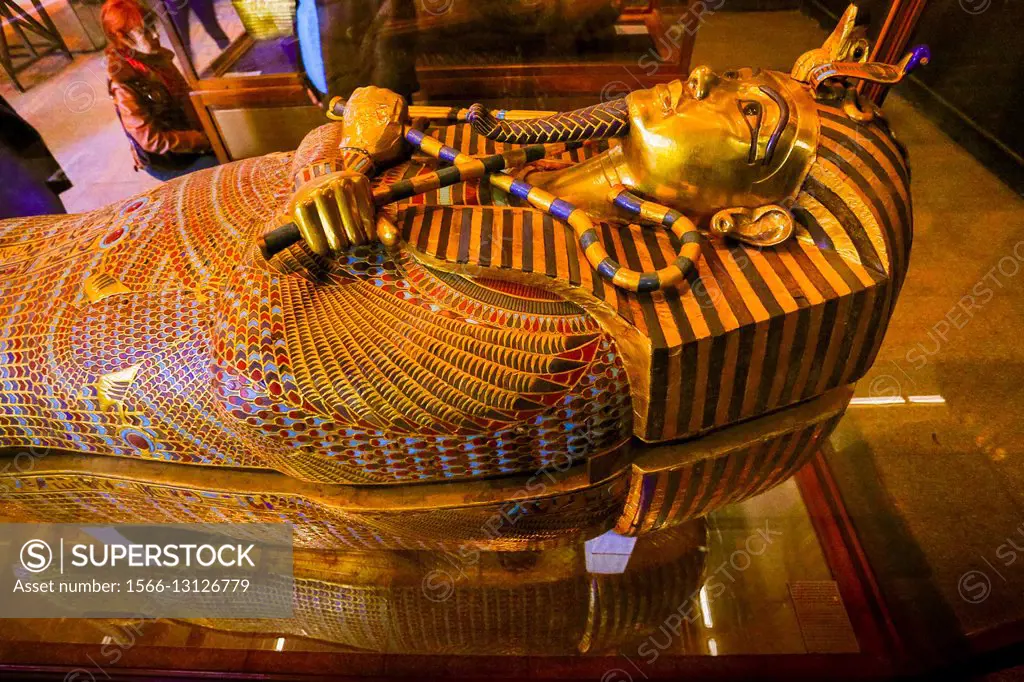 EGYPT, CAIRO, EGYPTIAN MUSEUM OF ANTIQUITIES, TUTANKHAMUN´S GOLD COFFIN