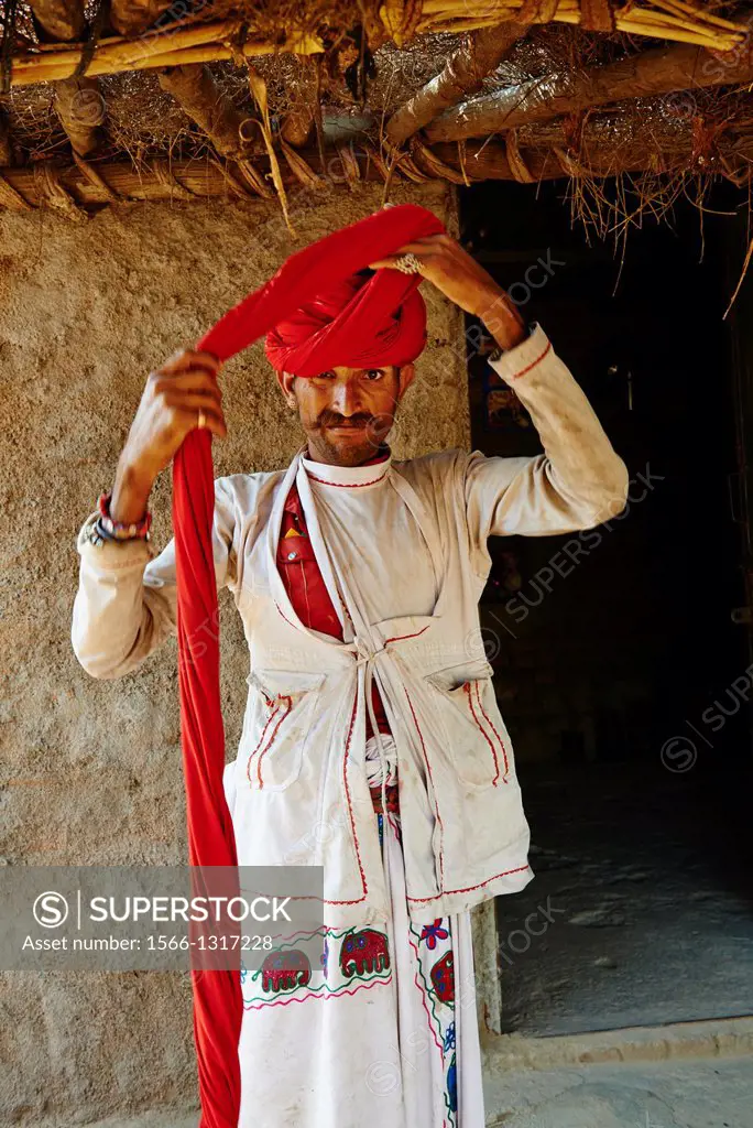 India, Rajasthan, Meda village around Jodhpur, Rabari ethnic group, Kueram, 30 old.