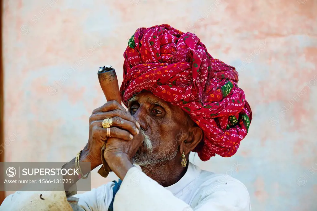 India, Rajasthan, Gura Ajba village around Jodhpur, Devasi ethnic group, Basanaram Devasi, 60 old.