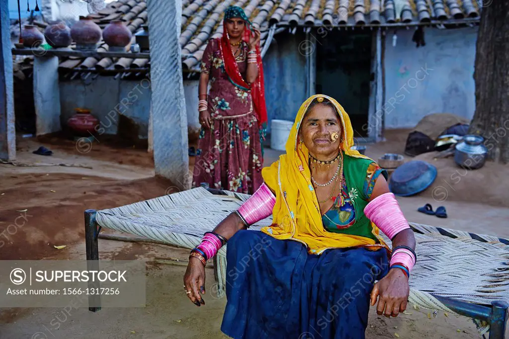 India, Rajasthan, Nimaj village around Jodhpur, mother and daughter.